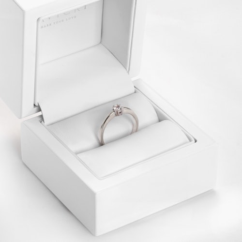 Pierścionek zaręczynowy SAVICKI: białe złoto, biały szafir